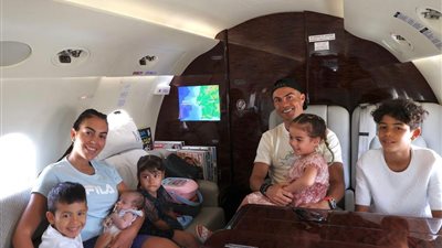 بعد إثارتها للجدل.. جولة داخل طائرة كريستيانو رونالدو المعروضة للبيع| صور