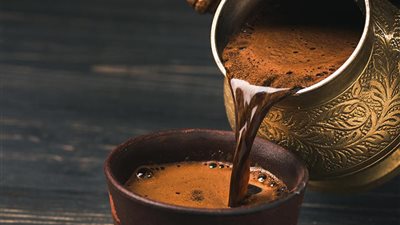 أبرزها «ظهور حب الشباب».. أضرار الإفراط في تناول القهوة