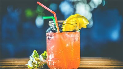 «إتيكيت الشاليمو» أمينة شلباية تشرح طريقة تناول المشروبات الصحيحة | فيديو