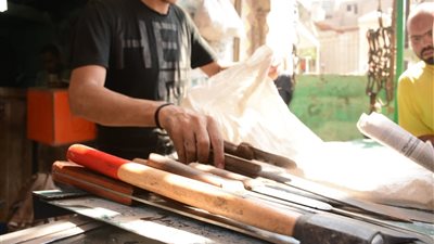 مهنة من أيام الفراعنة.. جولة بمحلات سن السكاكين في السيدة زينب| صور