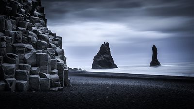 أعمدة بازلت وسط المحيط.. أسرار رينيسلانجار أغرب شاطئ أسود في العالم