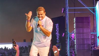 بالصور.. جمهور عمرو دياب يناديه: «هتفضل طول عمرك شباب» في حفله بـ«العلمين»