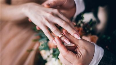 «بوست إيده عشان نرجع لبعض ومن ساعتها وهو بيذلني» والتعليقات: «هيرميكي برضه»