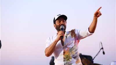 بالصور.. تامر حسني يُشعل الجمهور في حفله بالعلمين الجديدة