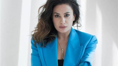 ببدلة كاشفة للبطن.. هند صبري تتألق بالأبيض| صور