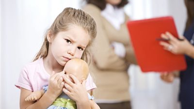 أعراض مرض التوحد عند الفتيات.. أستاذ طب نفسي يوضح