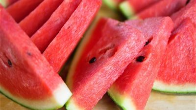 «فاكهة الصيف المحببة».. تعرفي على إتيكيت تناول البطيخ