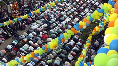 هل يجوز للرجال والنساء أن يؤدون صلاة العيد سويًا؟.. الإفتاء تجيب