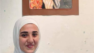 «بألوان خشب وماية».. ياسمين تعود بموهبته في الرسم للعصور القديمة لتعويض حلمها في التعليم
