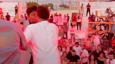 «قالوا علينا شواذ».. عمر كمال يكشف أسباب قبلة شفايف عبد الباسط حمودة