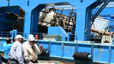 رئيس «قناة السويس»: إزالة 30 مليون متر مكعب رمال مشبعة بالمياه.. صور