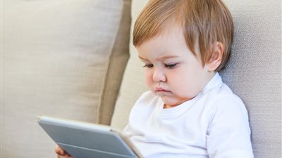 «فيديوهات تستهدف الأطفال».. الهواتف المحمولة تنتهك براءة الأبناء في غفلة الآباء