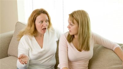 ضربت مرات ابني لأنها رفضت تخدم بنتي اللي لسة والدة.. فيديو جراف