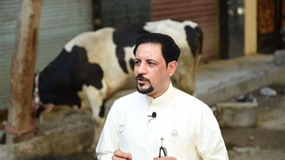 أعيادنا تجمعنا.. رومانى  يذبح 3 أضاحي ويوزعها على جيرانه بالعمرانية| صور