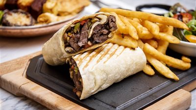 طريقة عمل «ساندوتش ببواقي اللحمة وعيش التورتيلا»