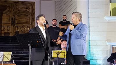 بالصور| وليد توفيق يفاجيء هاني شاكر ويشاركه الغناء على المسرح في لبنان 