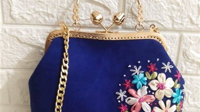 «يمنى شتا» موهبة متميزة في تصميم الحقائب الهاند ميد على طراز الزمن القديم