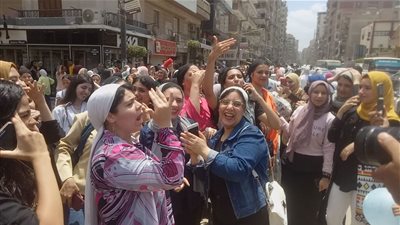 شاهد.. فرحة طلاب الثانوية العامة بانتهاء الامتحانات.. فيديو 