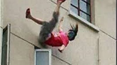 «اللهو» يُنهي حياة فتاة سقطت من الطابق الرابع