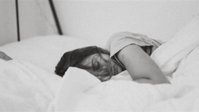 رؤية الميت في المنام حقيقة أم شيطان؟.. مصطفى حسني يُجيب