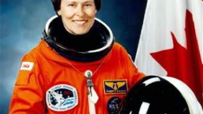 «روبيرتا بوندر».. من طبيبة أعصاب إلى أول رائدة فضاء كندية 