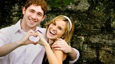 المسوا بعض.. كيف تجددين مشاعر الحب مع زوجك؟