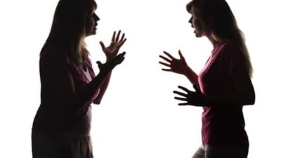 زوجة تشكو مقاطعة أهل زوجها لها.. ونشطاء يتفاعلون