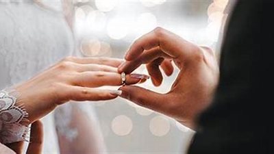 شاب يسُب خطيبته ويضربها في الشارع.. ومعلقون غاضبون