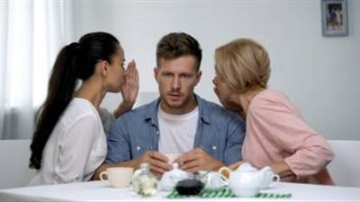 زوجة تسأل: «بتعملوا إيه عشان ترضوا حماتكو؟»..  ومعلقون يهاجمون