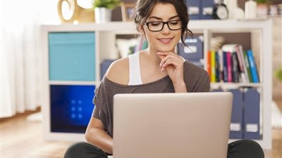 أبرزها التخلي عن البيجامة.. تعرفي على إتيكيت العمل عن بعد