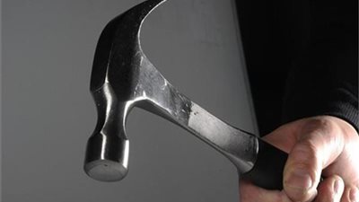 بكسر في القدم و30 غرزة في الرأس.. زوج يضرب زوجته بالشاكوش