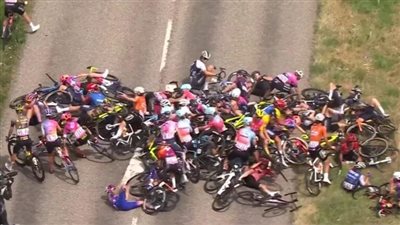 إصابة 40 فتاة في حادث بسباق فرنسا للدراجات.. فيديو