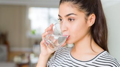هل كثرة تناول الماء مضرة؟.. دراسات توضح 