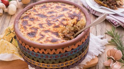 طريقة عمل «طاجن شعرية بالسجق»  