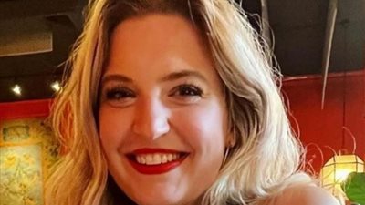 بسبب ملابسها القصيرة.. صحفية في موقف حرج للغاية.. صور