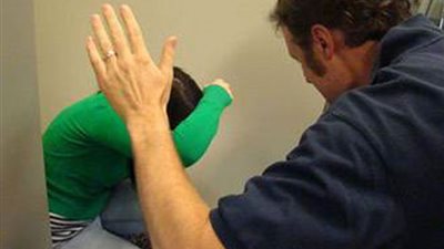 ماذا لو تعامل الأب مع بناته معاملة سيئة؟.. الإفتاء توضح الحكم