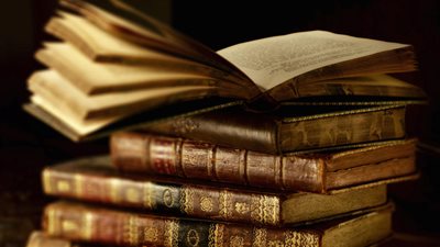 تفسير رؤية الكتاب في المنام.. خير يدق باب الحامل والعزباء والمتزوجة 