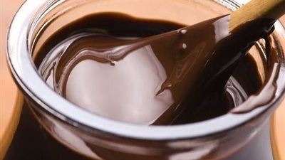 إليك طريقة عمل صوص الشيكولاتة لتزيين الحلويات