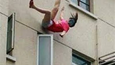 كشف غموض حادث سقوط ربة منزل من 