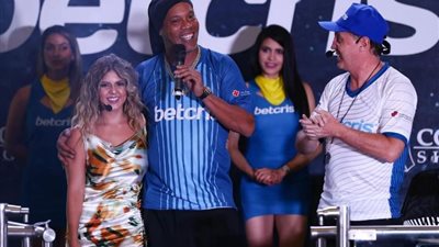 رونالدينيو في احتفالية برفقة الحسناوات.. صور وفيديو