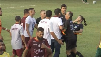 مُدرب يعتدي على حكمة في أرضية الملعب.. ما هي القصة؟