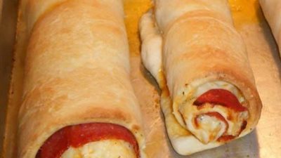 وجبات سريعة التحضير.. طريقة عمل رول البيتزا اللذيذ بخبز التورتيلا