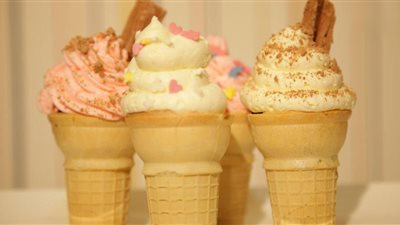 طريقة عمل كب كيك بالبسكويت والأيس كريم.. فيديو جراف 