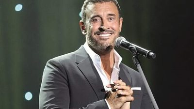 كاظم الساهر يُحيي حفلا بدار الأوبرا.. ويرفع علم العراق