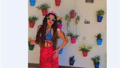  منى فاروق تتألق بإطلالة صيفية زاهية.. فيديو جراف 