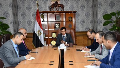 لأول مرة تستضيفها مصر.. وزير الرياضة يبحث الاستعدادات لبطولة العالم للرماية