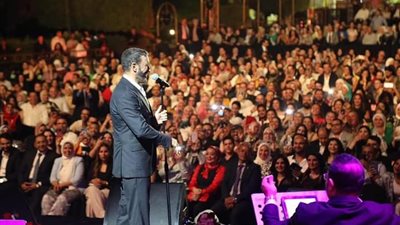 «حضن خلفي» من فتاة يحرج كاظم الساهر على المسرح.. وهجوم شرس عليها