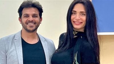 محمد رشاد يطرح صورة جديدة مع خطيبته معلقًا: 