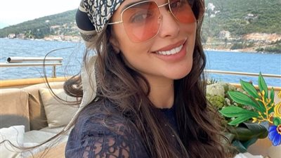 صور| ياسمين صبري بإطلالة جديدة على البحر.. والجمهور يغازلها