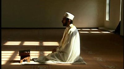 ما حكم التوسل بالنبي والصحابة في الدعاء إلى الله؟.. الإفتاء ترد